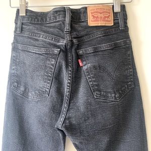 Levi’s, faded black Wedgie skinny ankle cut denim in size 25